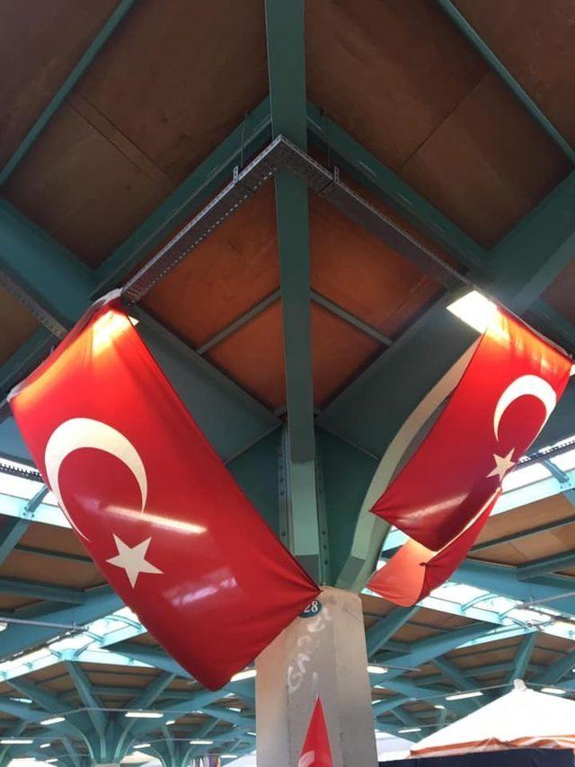 Pazarcılara Türk bayrağı dağıtıldı