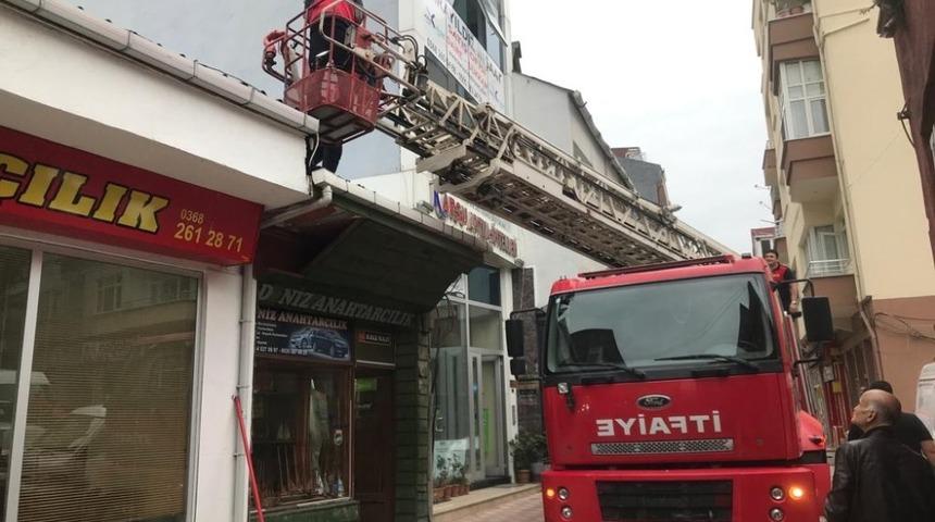 &Ccedil;atıda mahsur kalan k&ouml;pek kurtarıldı