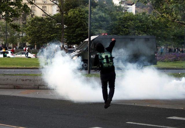 Öğrenciler 24 kuruş için Şili’yi yaktı