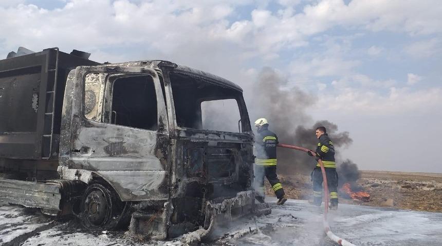 &Ccedil;&ouml;p kamyonunda &ccedil;ıkan yangın itfaiye ekipleri tarafından s&ouml;nd&uuml;r&uuml;ld&uuml;