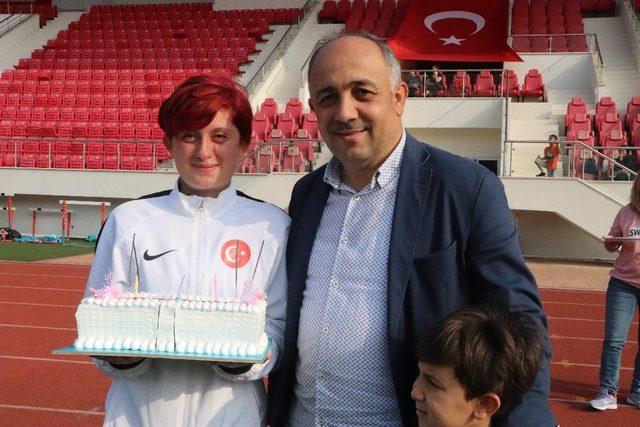 Dünya ikincisi özel sporcu Fatma’ya sürpriz doğum günü