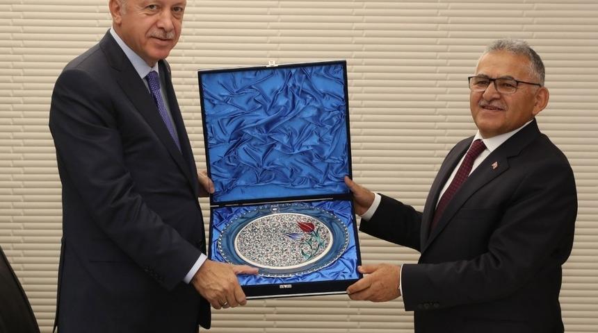 Cumhurbaşkanı Erdoğan, B&uuml;y&uuml;kşehir Belediyesi&rsquo;ni Ziyaret Etti