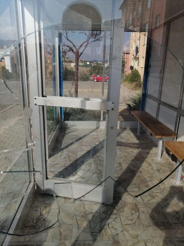Bahşılı'da otobüs durağının camı kırıldı