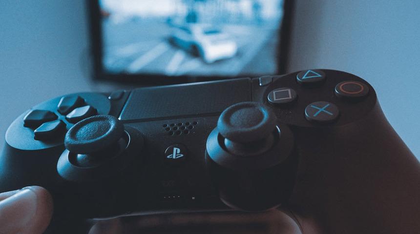 PlayStation 5 ve Dualshock 5 kanlı canlı görüntülendi! Bir efsane mi doğuyor?