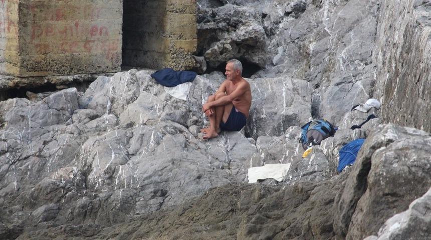 Ekim ayında g&uuml;neşli havayı denizse girerek değerlendirdiler