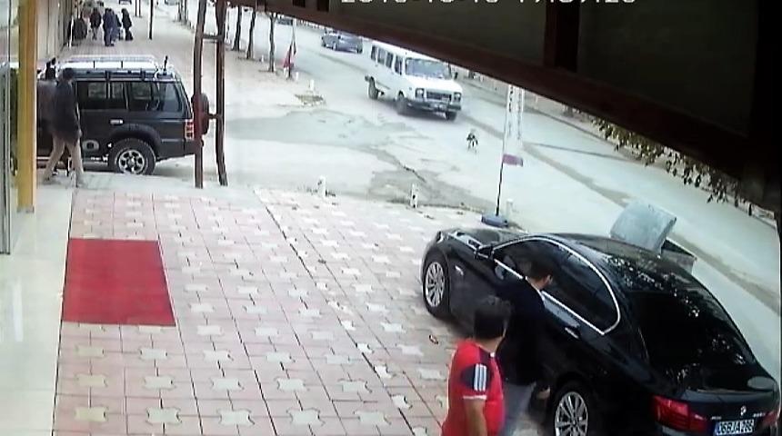 Köpeğe çarpıp kaçtı