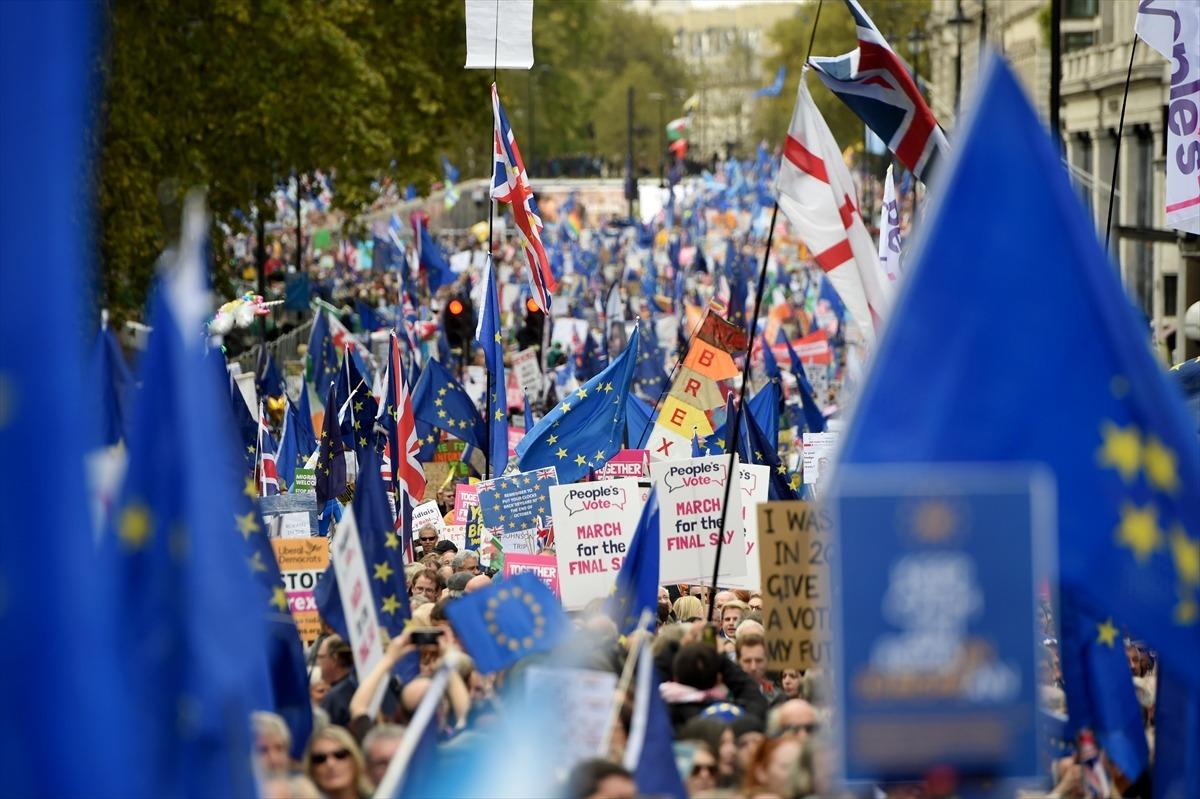 Londra'da y&uuml;z binler Brexit'i protesto etti!