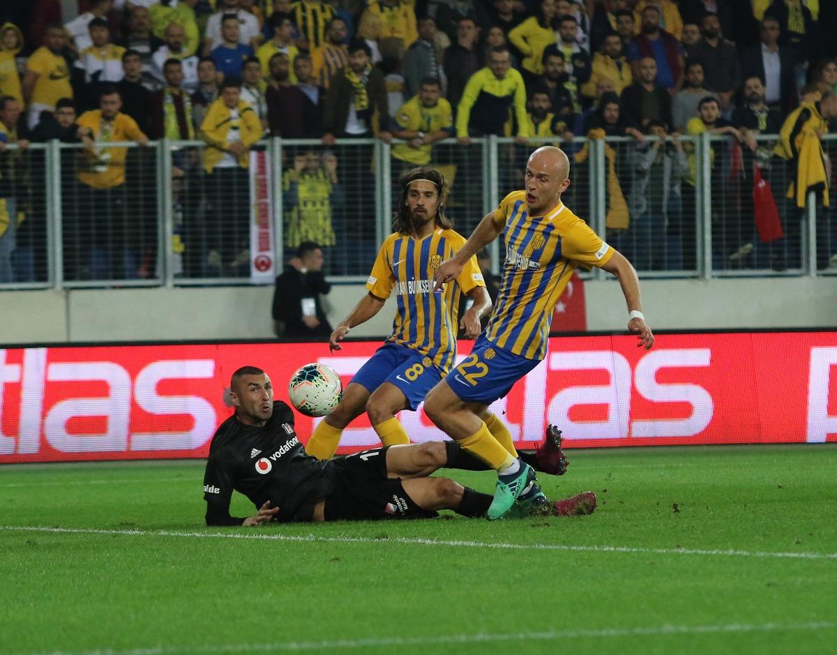 Beşiktaş'ta Galatasaray derbisi &ouml;ncesi Burak Yılmaz şoku