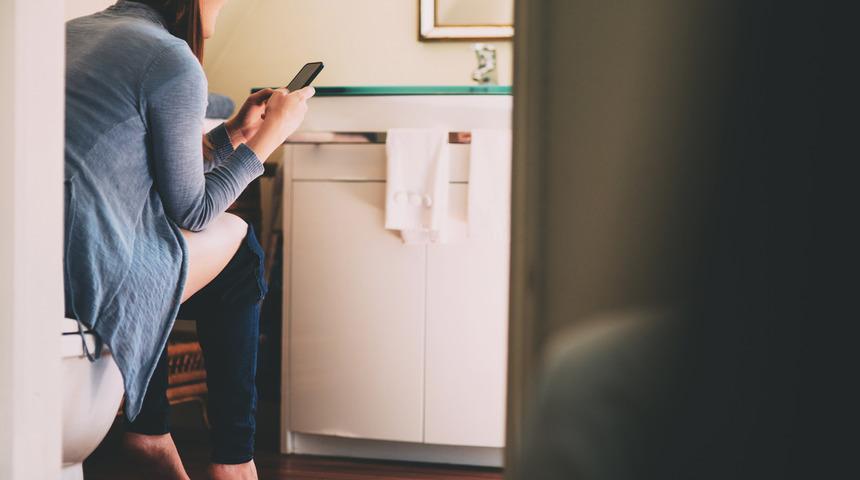 Tuvalette telefonla uğraşmak hemoroidi tetikliyor!