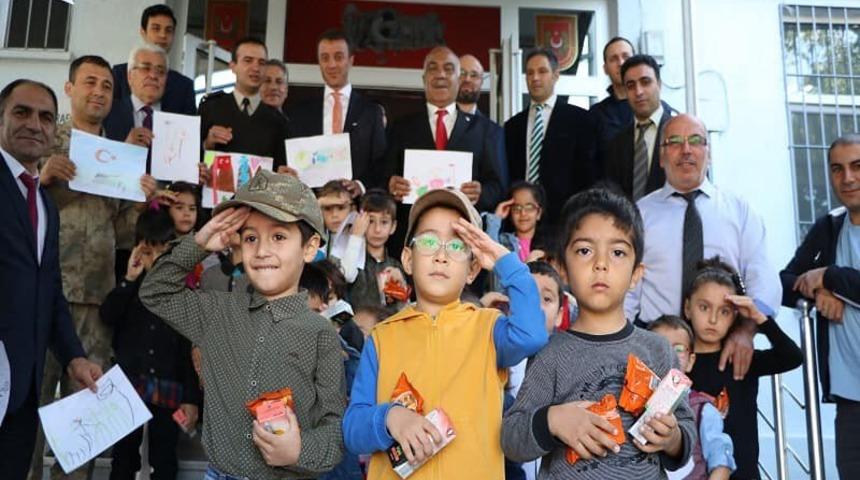 Minik yüreklerden Mehmetçiğe asker selamı