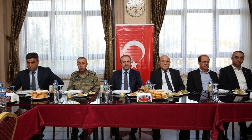 Vali Cüneyt Epcim muhtarlarla yemekte bir araya geldi