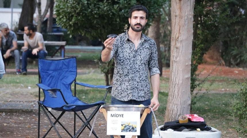 Midye satarak okul harçlığını çıkarıyor