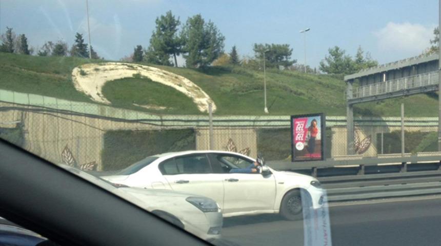 E-5'te şaşırtan manzara! Trafiği tehlikeye düşürdü