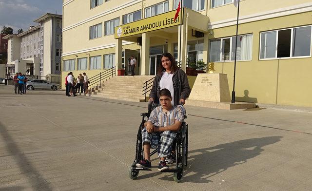 250 bin mavi kapakla okul arkadaşına tekerlekli sandalye aldı