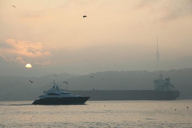 İstanbul'da Boğazı'nda sis