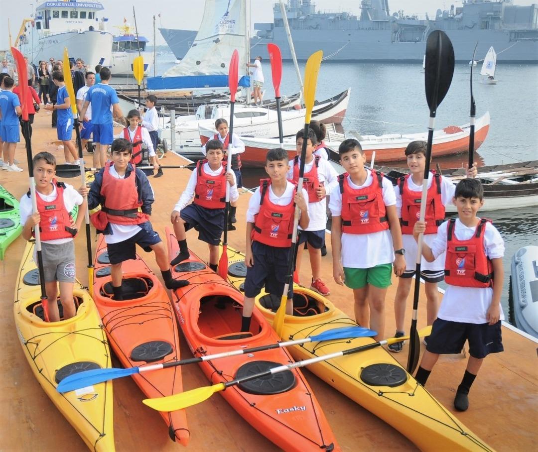 İzmir&rsquo;in &ccedil;ocukları denizle buluştu