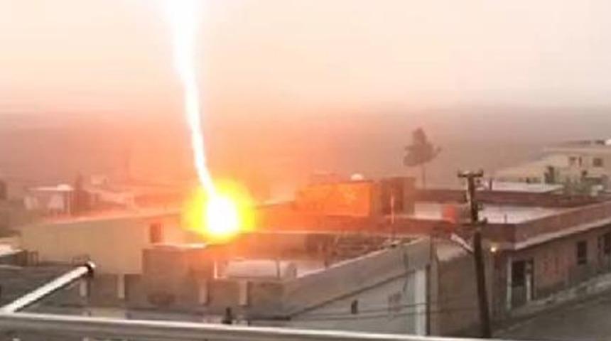 Nusaybin'de bir evin çatısına düşen yıldırım böyle görüntülendi