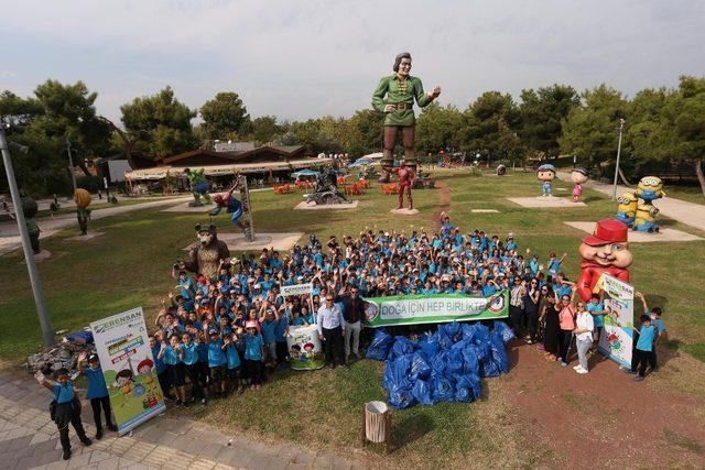 Kepez’de öğrenciler çevre temizliği yaptı