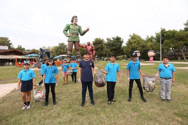 Kepez’de öğrenciler çevre temizliği yaptı