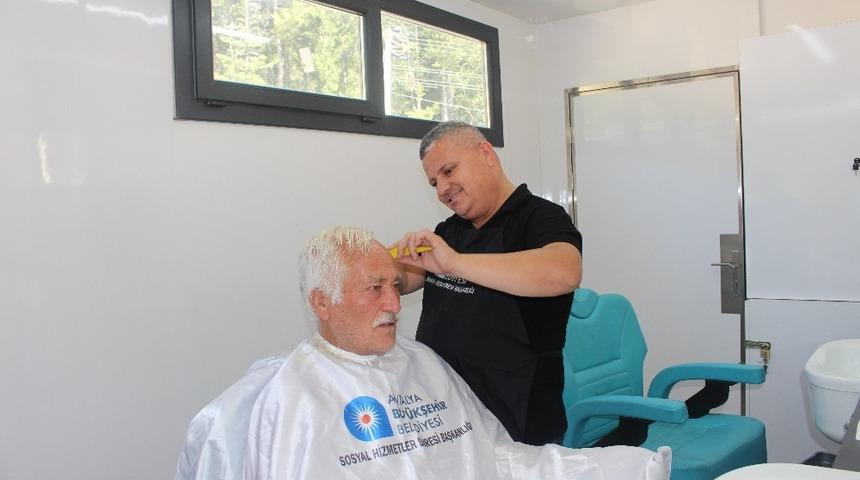 Büyükşehir’in Mobil Kuaför Tırı Kemer’deydi