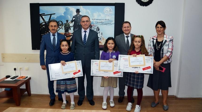 Resim yarışmasında dereceye giren öğrenciler ödüllendirildi