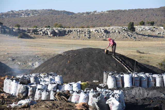 Mevsimlik işçilerin mangal kömürü mesaisi