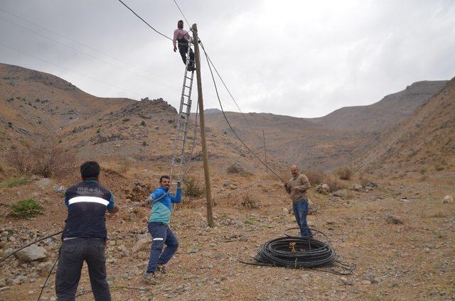 Avcıların tahrip ettiği kablolar onarılıyor