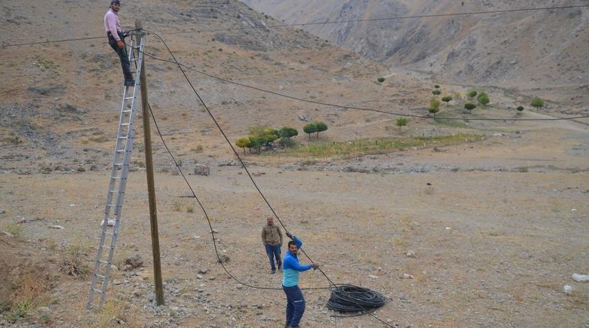 Avcıların tahrip ettiği kablolar onarılıyor