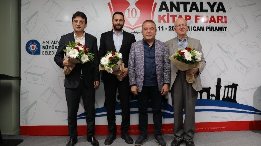 Kitap Fuarında &lsquo;Devlet G&uuml;venliği&rsquo; ve &lsquo;Acil Demokrasi&rsquo; konuşuldu