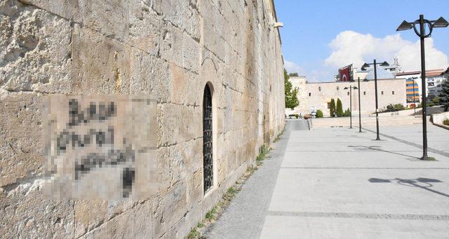 800 yıllık tarihi medresenin duvarları yazı tahtasına döndü