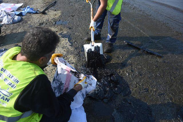 Aliağa'da petrol sızıntısı, sahilde kirliliğe neden oldu