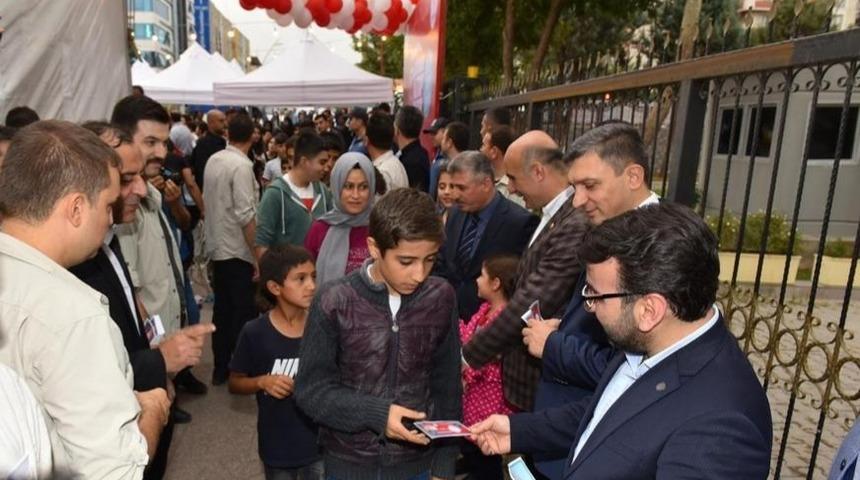 AK Parti Batman İl Başkanı G&uuml;r kitap fuarını gezdi