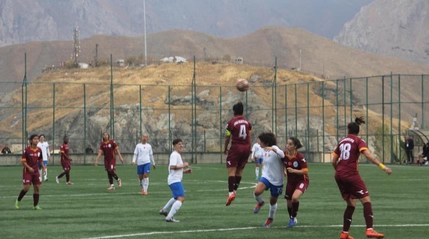 Hakkarig&uuml;c&uuml;, İzmir ekibini 2-1 mağlup etti
