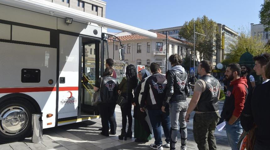 Mehmet&ccedil;iklere kan bağışlamak i&ccedil;in kuyruğa girdiler
