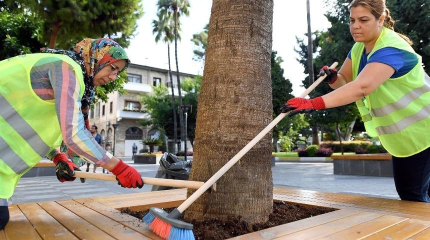 Mersin&rsquo;in temizliği kadınlara emanet