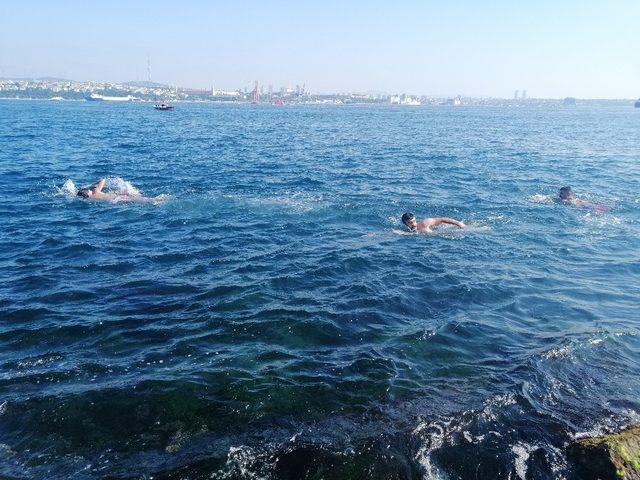 Güneşi gören vatandaşlar Sarayburnu’nda deniz girdi