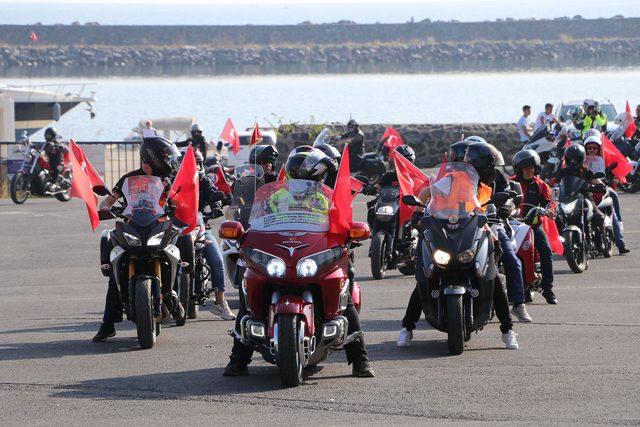 Motosikletlilerden 'Barış Pınarı Harekatı'na asker selamlı destek