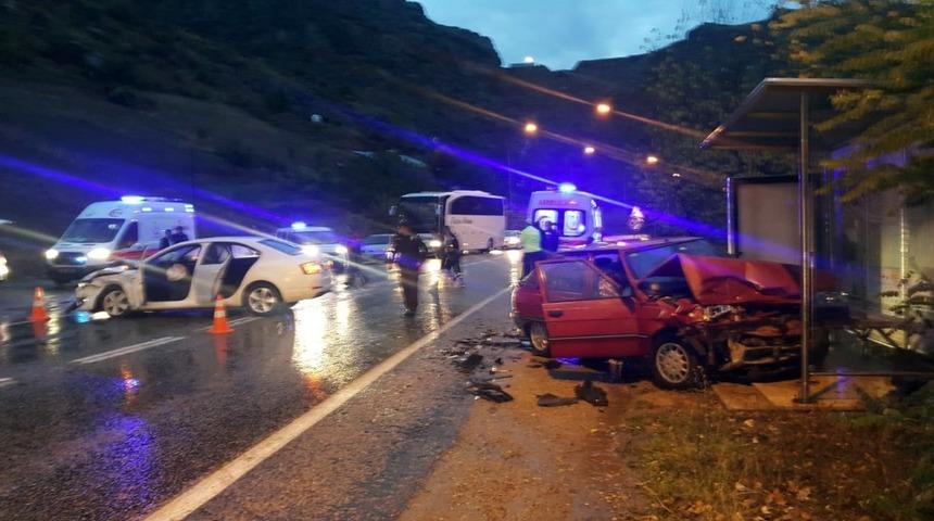 G&uuml;m&uuml;şhane&rsquo;de trafik kazası: 2 yaralı