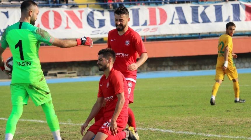 Gol kaçıran oyuncuyu rakip takım kalecisi kollarında teselli etti