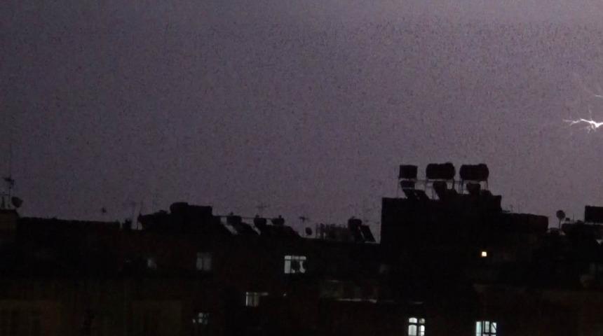 Şimşekler geceyi g&uuml;nd&uuml;ze &ccedil;evirdi