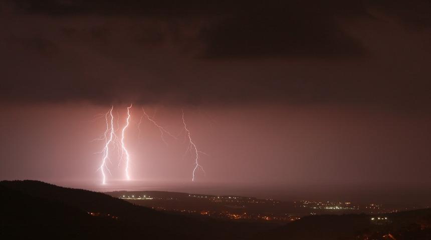 Hatay&rsquo;da şimşekler geceyi aydınlattı