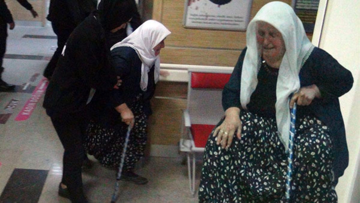 Silahla yaralanan oğlu ve torununu o halde g&ouml;r&uuml;nce g&ouml;zyaşlarını tutamadı!