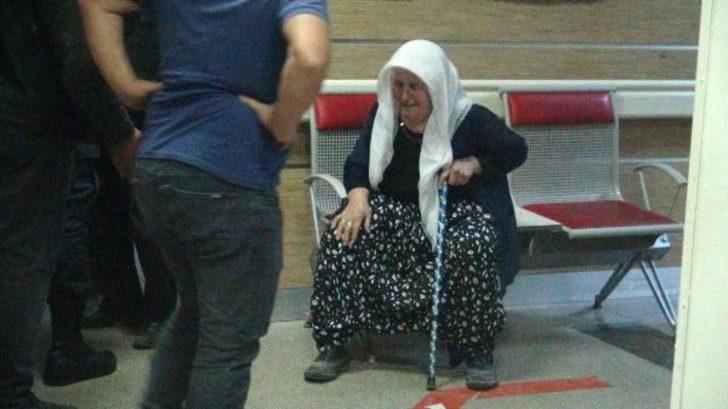 Silahla yaralanan oğlu ve torununu o halde görünce gözyaşlarını tutamadı! G3