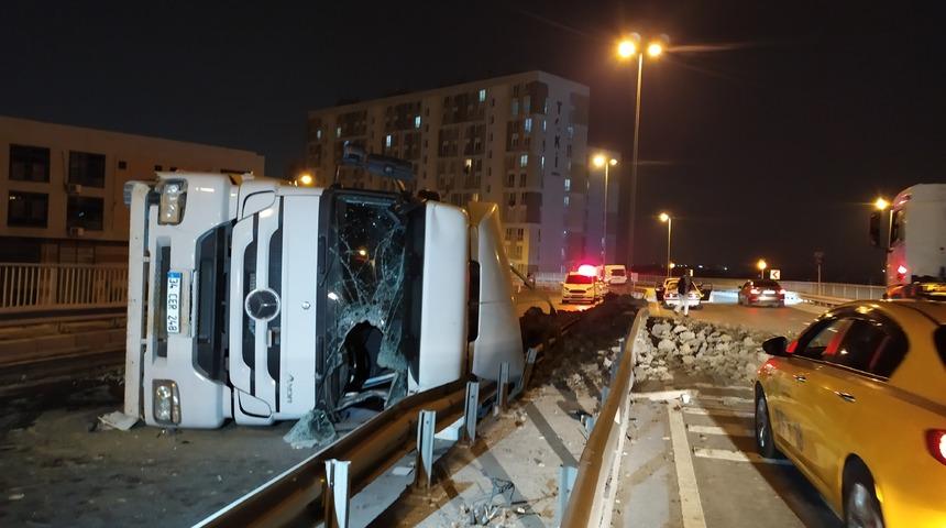 İstanbul'da feci kaza! Hafriyat kamyonu devrildi