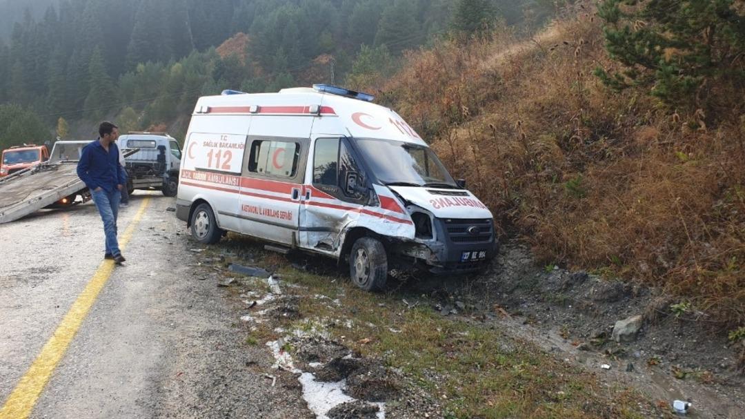 Tosya&rsquo;da ambulans otomobil ile &ccedil;arpıştı, 1 yaralı
