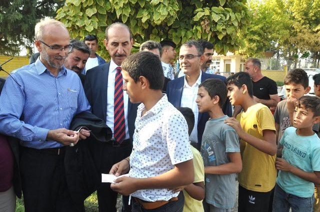 Şehit babaları sınırdaki çocuklara harçlık dağıttı