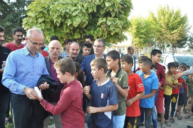 Şehit babaları sınırdaki çocuklara harçlık dağıttı