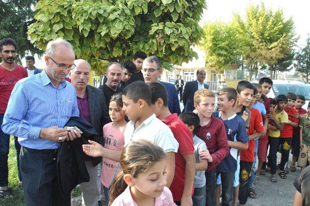 Şehit babaları sınırdaki çocuklara harçlık dağıttı