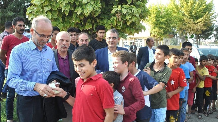 Şehit babaları sınırdaki &ccedil;ocuklara har&ccedil;lık dağıttı