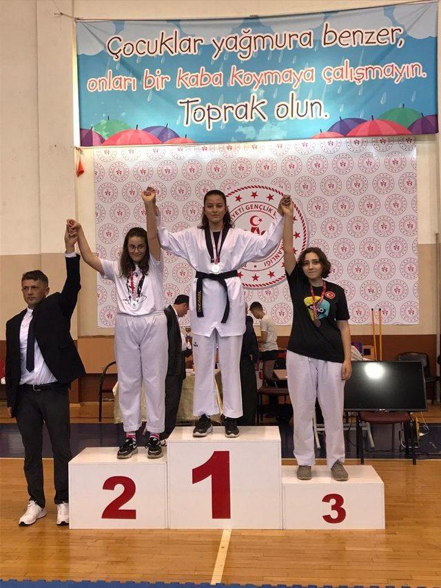 Toga Spor Kulübü ilçeye kupalarla döndü